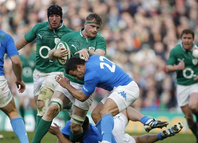 250212 Ireland v Italy - RBS Six Nations - Jamie Heaslip of Ireland takes on Gonzalo Canale of Italy