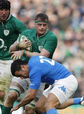 250212 Ireland v Italy - RBS Six Nations - Jamie Heaslip of Ireland takes on Gonzalo Canale of Italy