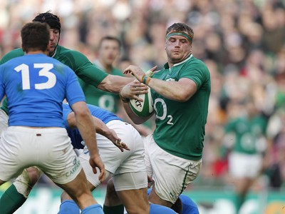 250212 Ireland v Italy - RBS Six Nations - Jamie Heaslip of Ireland takes on Gonzalo Canale of Italy