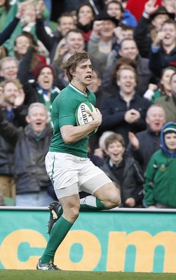 250212 Ireland v Italy - RBS Six Nations - Andrew Trimble breaks clear to score the fifth try for Ireland