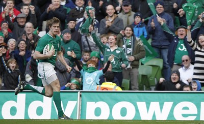 250212 Ireland v Italy - RBS Six Nations - Andrew Trimble breaks clear to score the fifth try for Ireland