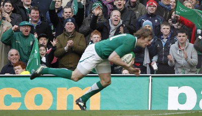 250212 Ireland v Italy - RBS Six Nations - Andrew Trimble goes over to score the fifth try for Ireland