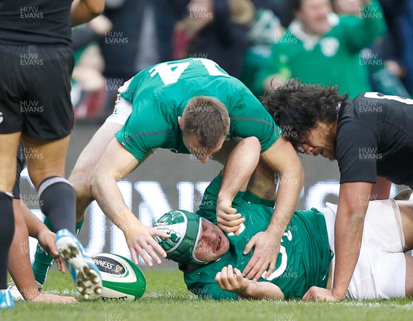 241113 - Guinness Series - Ireland v New Zealand  Rory Best goes over to score the second ry for Ireland (c) Huw Evans Agency