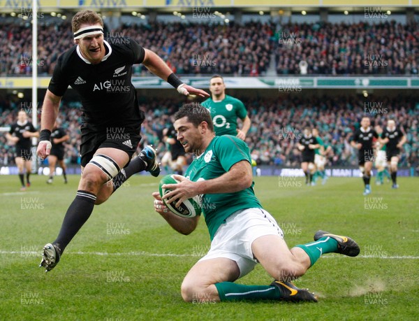 241113 - Guinness Series - Ireland v New Zealand  Rob Kearney scores the third try for Ireland (c) Huw Evans Agency