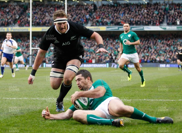 241113 - Guinness Series - Ireland v New Zealand  Rob Kearney scores the third try for Ireland (c) Huw Evans Agency