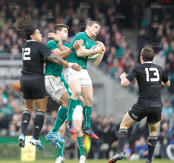 241113 - Guinness Series - Ireland v New Zealand  Brian O'Driscoll supported by Conor Murray beat Ma'a Nonu of New Zealand to the ball(c) Huw Evans Agency