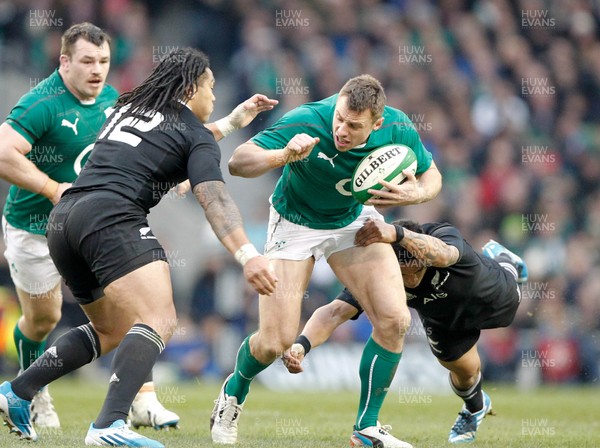 241113 - Guinness Series - Ireland v New Zealand  Tommy Bowe of Ireland is tackled by Aaron Smith as Ma'a Nonu of New Zealand moves in (c) Huw Evans Agency