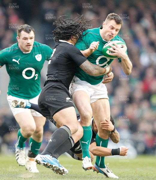 241113 - Guinness Series - Ireland v New Zealand  Tommy Bowe of Ireland is tackled by Aaron Smith as Ma'a Nonu of New Zealand moves in (c) Huw Evans Agency