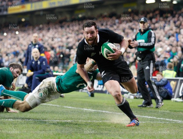 241113 - Guinness Series - Ireland v New Zealand  Ryan Crotty beats the tackle of Ireland's Conor Murray and goes over to score final and decisive try for New Zealand (c) Huw Evans Agency