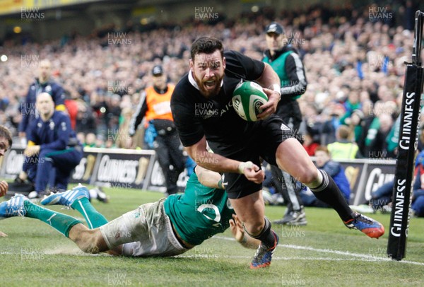 241113 - Guinness Series - Ireland v New Zealand  Ryan Crotty beats the tackle of Ireland's Conor Murray and goes over to score final and decisive try for New Zealand (c) Huw Evans Agency