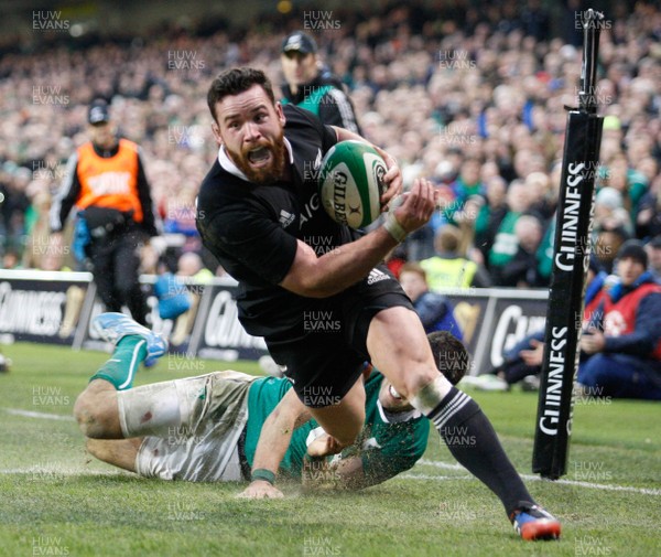 241113 - Guinness Series - Ireland v New Zealand  Ryan Crotty beats the tackle of Ireland's Conor Murray and goes over to score final and decisive try for New Zealand (c) Huw Evans Agency