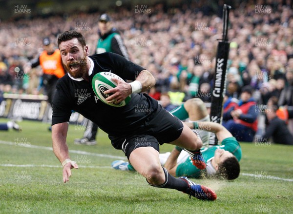 241113 - Guinness Series - Ireland v New Zealand  Ryan Crotty beats the tackle of Ireland's Conor Murray and goes over to score final and decisive try for New Zealand (c) Huw Evans Agency