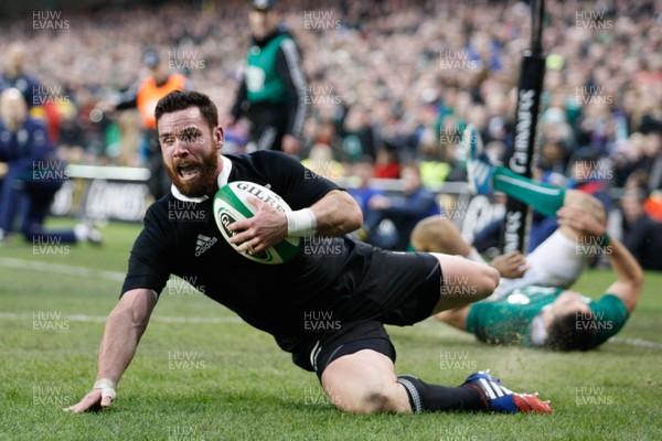 241113 - Guinness Series - Ireland v New Zealand  Ryan Crotty beats the tackle of Ireland's Conor Murray and goes over to score final and decisive try for New Zealand (c) Huw Evans Agency