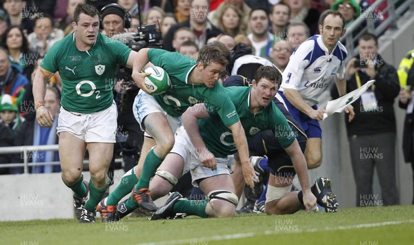 100312 - Ireland v Scotland - RBS 6 Nations -  Eoin Reddan scrambles to score for Ireland