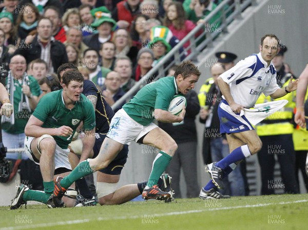 100312 - Ireland v Scotland - RBS 6 Nations -  Eoin Reddan scrambles to score for Ireland