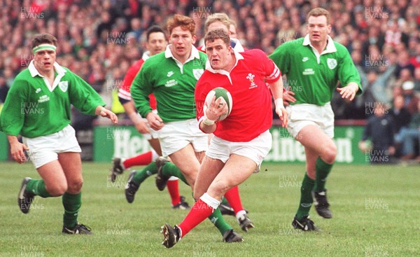 020396 - Ireland v Wales - Leigh Davies of Wales breaks through the Irish defence