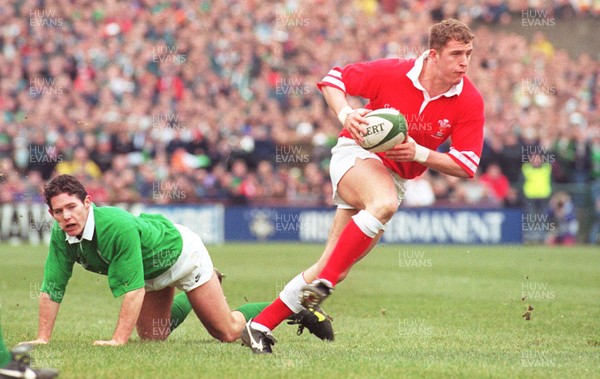 020396 - Ireland v Wales - Leigh Davies of Wales leaves Simon Mason grounded