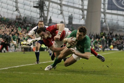 05.02.12 - Ireland v Wales - RBS Six Nations.Ireland's Tommy Bowe beats the tackle of Wales' George North to score the second try for Ireland.