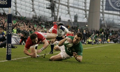 05.02.12 - Ireland v Wales - RBS Six Nations.Ireland's Tommy Bowe beats the tackle of Wales' George North to score the second try for Ireland.