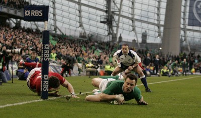 05.02.12 - Ireland v Wales - RBS Six Nations.Ireland's Tommy Bowe beats the tackle of Wales' George North to score the second try for Ireland.