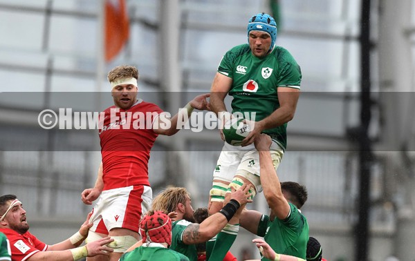 050222 - Ireland v Wales - Guinness Six Nations - Tadhg Beirne of Ireland beats Aaron Wainwright of Wales to line out ball