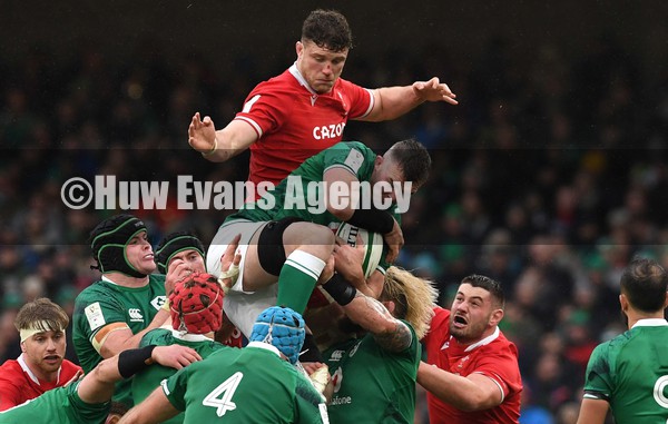 050222 - Ireland v Wales - Guinness Six Nations - Peter O’Mahony of Ireland beats Will Rowlands of Wales to line out ball
