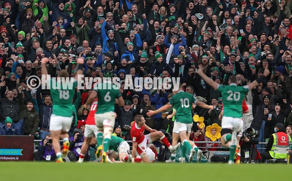 050222 - Ireland v Wales - Guinness Six Nations Championship - Ireland celebrate as Garry Ringrose scores a try