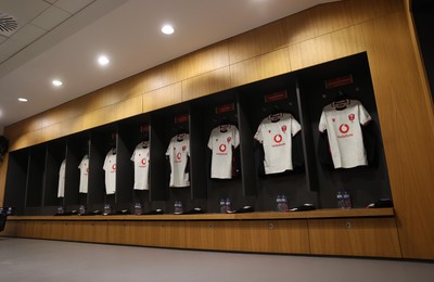 060326 - Ireland v Wales - Guinness Six Nations Championship - Wales dressing room before the game