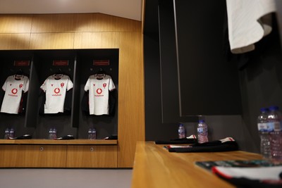 060326 - Ireland v Wales - Guinness Six Nations Championship - Wales dressing room before the game