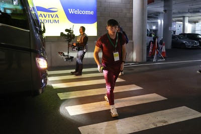 060326 - Ireland v Wales - Guinness Six Nations Championship - Dan Edwards of Wales arrives at the stadium