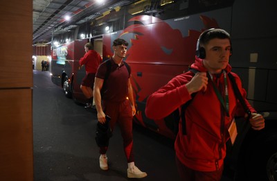 060326 - Ireland v Wales - Guinness Six Nations Championship - Eddie James of Wales arrives at the stadium