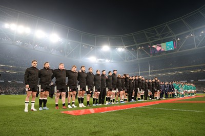060326 - Ireland v Wales - Guinness Six Nations Championship - Wales sing the anthem