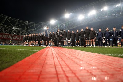 060326 - Ireland v Wales - Guinness Six Nations Championship - Wales sing the anthem