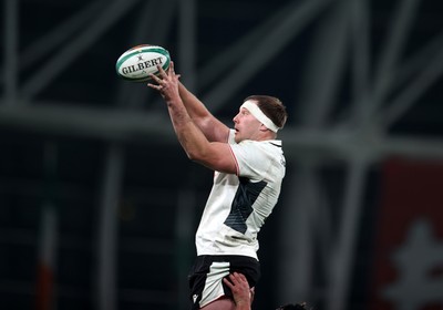 060326 - Ireland v Wales - Guinness Six Nations Championship - Ben Carter of Wales wins the line out