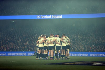 060326 - Ireland v Wales - Guinness Six Nations Championship - Wales team huddle