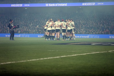 060326 - Ireland v Wales - Guinness Six Nations Championship - Wales team huddle