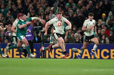 060326 - Ireland v Wales - Guinness Six Nations Championship - Rhys Carre of Wales makes a break to score a try