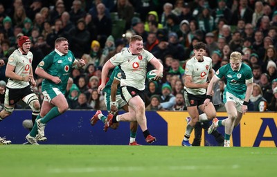 060326 - Ireland v Wales - Guinness Six Nations Championship - Rhys Carre of Wales makes a break to score a try
