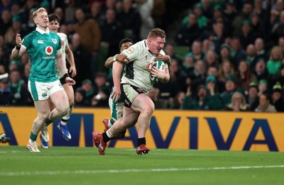 060326 - Ireland v Wales - Guinness Six Nations Championship - Rhys Carre of Wales makes a break to score a try