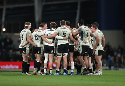 060326 - Ireland v Wales - Guinness Six Nations Championship - Wales team huddle