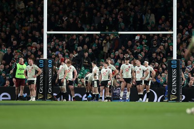 060326 - Ireland v Wales - Guinness Six Nations Championship - Wales under the posts