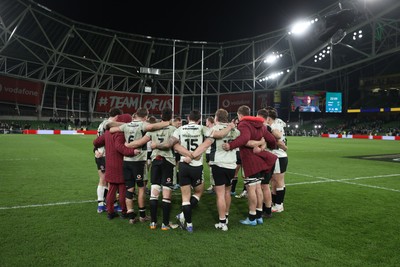060326 - Ireland v Wales - Guinness Six Nations Championship - Wales team huddle