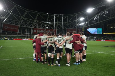 060326 - Ireland v Wales - Guinness Six Nations Championship - Wales team huddle