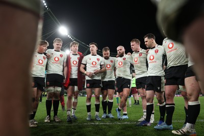 060326 - Ireland v Wales - Guinness Six Nations Championship - Wales team huddle