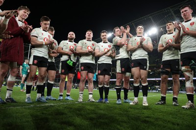 060326 - Ireland v Wales - Guinness Six Nations Championship - Wales team huddle