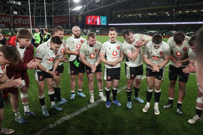 060326 - Ireland v Wales - Guinness Six Nations Championship - Wales team huddle
