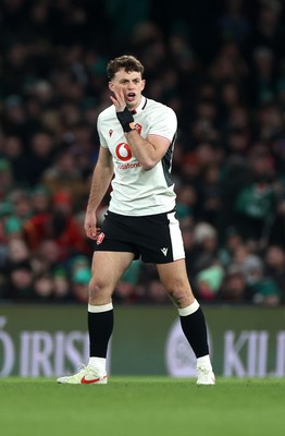060326 - Ireland v Wales - Guinness Six Nations Championship - Louie Hennessey of Wales 