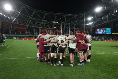 060326 - Ireland v Wales - Guinness Six Nations Championship - Wales team huddle