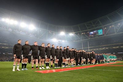 060326 - Ireland v Wales - Guinness Six Nations Championship - Wales sing the anthem