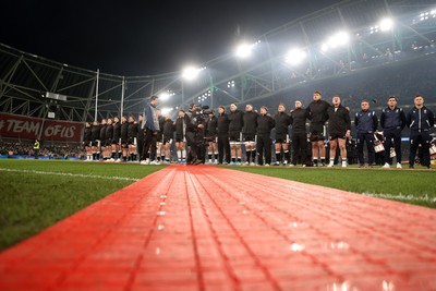 060326 - Ireland v Wales - Guinness Six Nations Championship - Wales sing the anthem